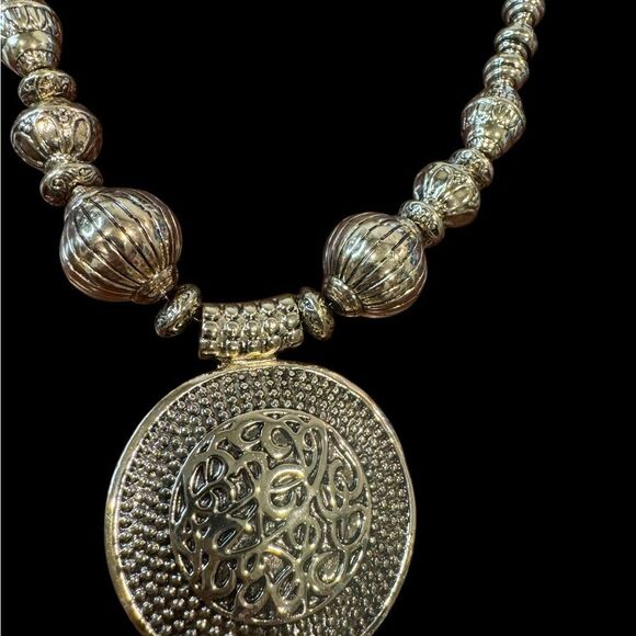 NWT EL by Erica Lyons Gold Tone Necklace - Picture 2 of 3